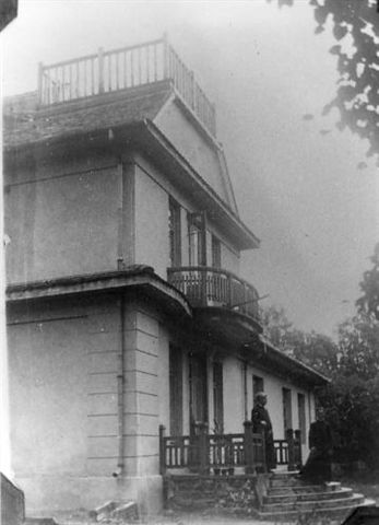 Plebania w Maluszynie. Fasada południowa. Pierwszy z lewej ks. B. Metler, proboszcz maluszyński (1932 34) wybitny astronom. Zamordowany przez Niemców w Parzymiechach w 1939 r.